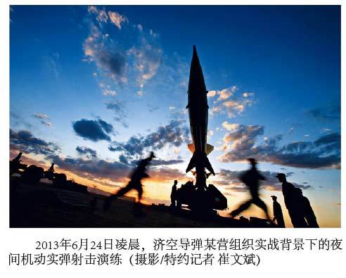 资料图：2013年6月24日凌晨，济空导弹某营组织实战背景下的夜间机动实弹射击演练。