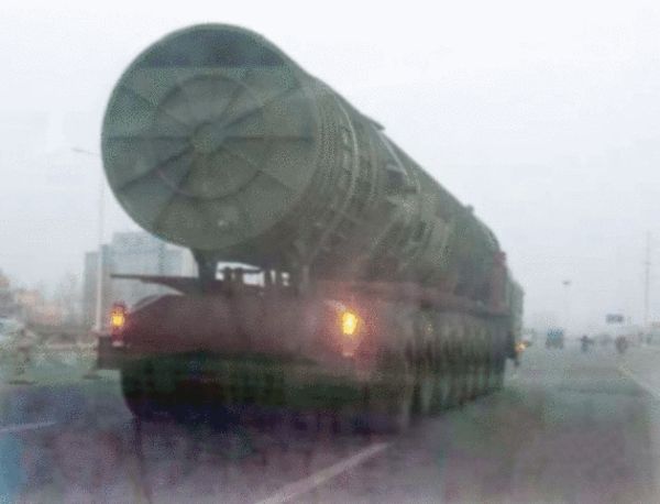 资料图：网络上出现的被外界称为“DF-41”的洲际导弹。