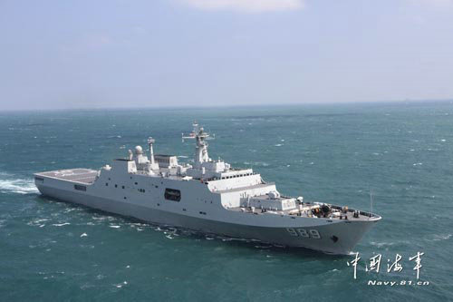 资料图：南海舰队长白山登陆舰。