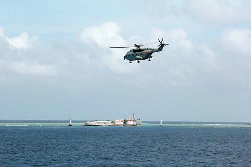 资料图：南海舰队远海训练编队的直升机在空中巡航。