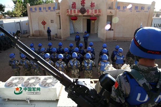 首批赴马里维和警卫分队举行接防战区司令部的出征仪式。杨华文 摄