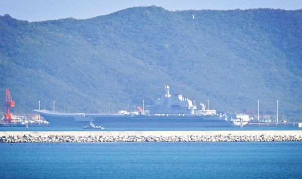 资料图：中国航母辽宁舰在三亚军港停泊。