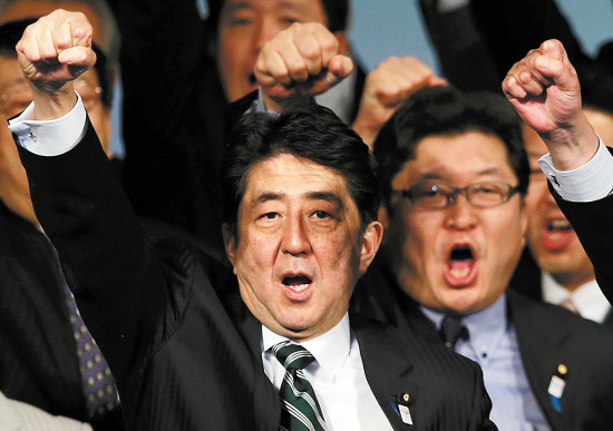 资料图：日本首相安倍和大批右翼分子已经做好跟中国开战的准备。
