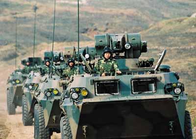 资料图：中国92式轮式步兵战车。