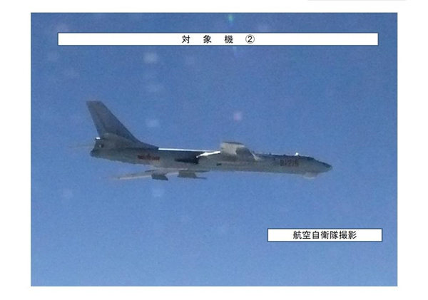 图为穿越宫古海峡的中国海军航空兵H-6轰炸机。