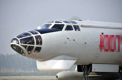  原文配图：轰-6H型轰炸机头部。