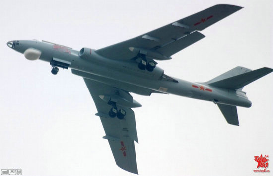 原文配图：轰－6H挂载的导弹射程达100多公里，从发射到攻击完毕仅需4分钟。