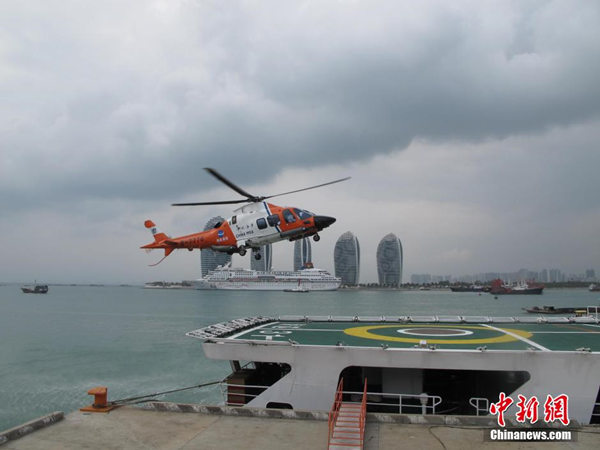 资料图：3月9日16时许，“海巡31”船搭载水下扫测水备、专家和海事B-7776救援直升机，从海南三亚启航前往马航客机失联海域展开搜救工作。中新社发 付美斌 摄