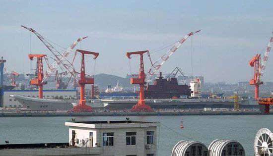 资料图：在大连进行改装的瓦良格号航母。