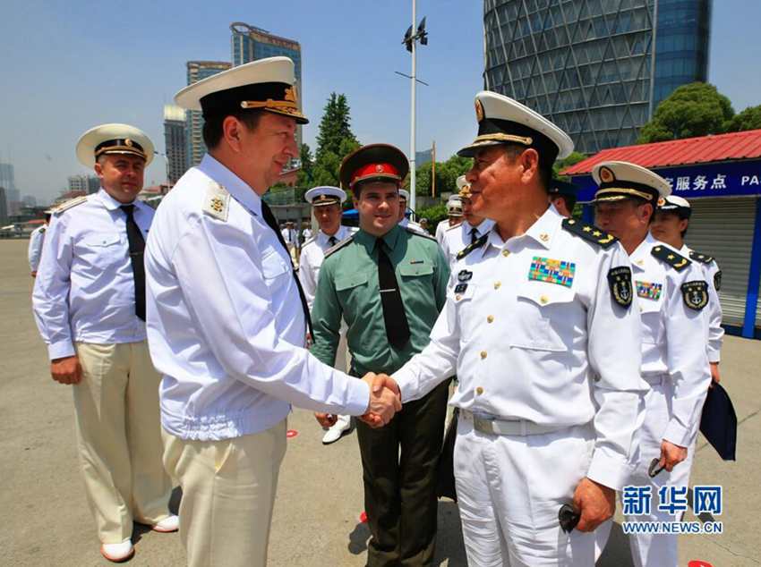 5月27日,中方总导演、中国海军副司令员田中海军中将(右一)与俄方总导演、俄罗斯海军副司令员费多坚科夫海军中将在码头话别。查春明摄