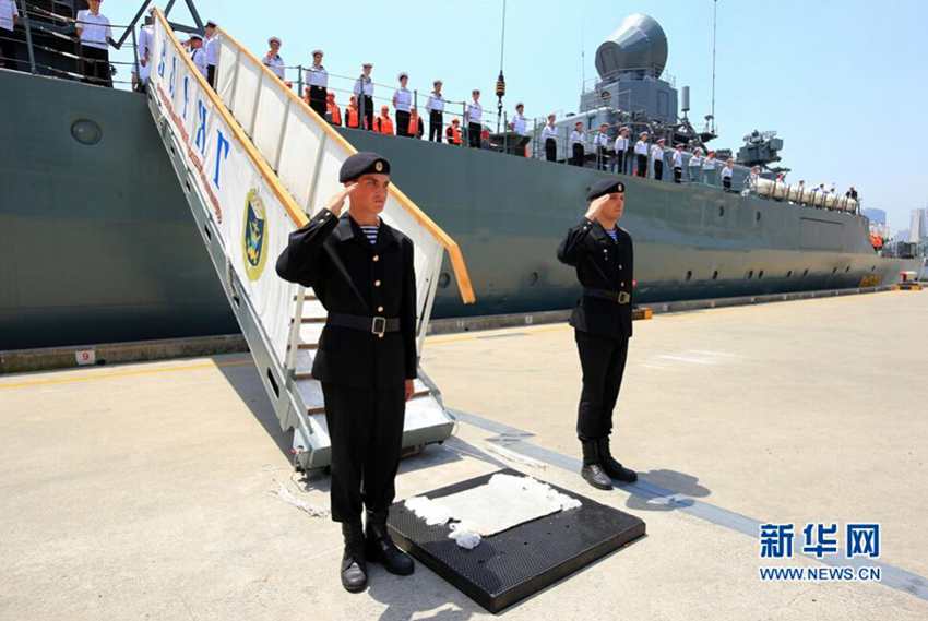 5月27日,俄罗斯海军“瓦良格”号导弹巡洋舰官兵在甲板分区列队。查春明摄