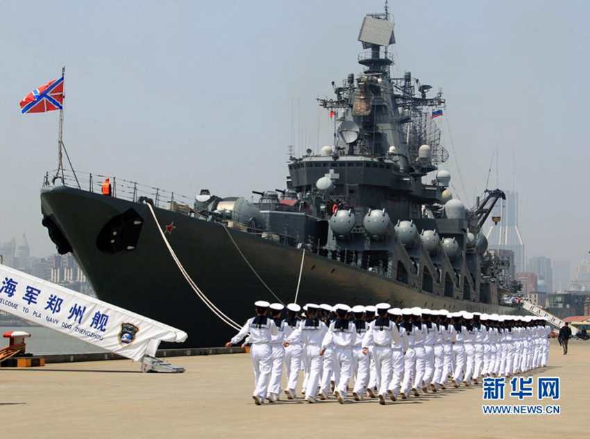 5月27日,中国海军水兵列队进入码头准备参加欢送仪式。查春明摄