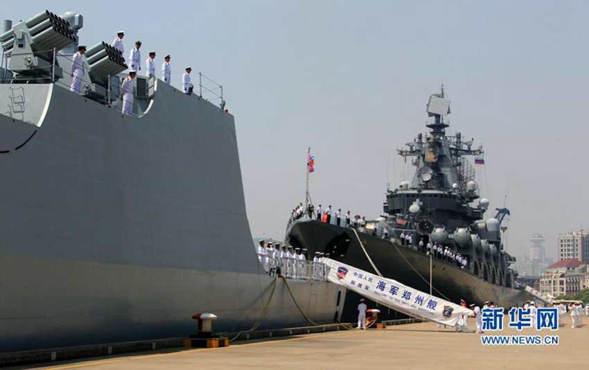 5月27日,中国海军郑州舰和俄罗斯海军“瓦良格”号导弹巡洋舰官兵分区列队。查春明摄