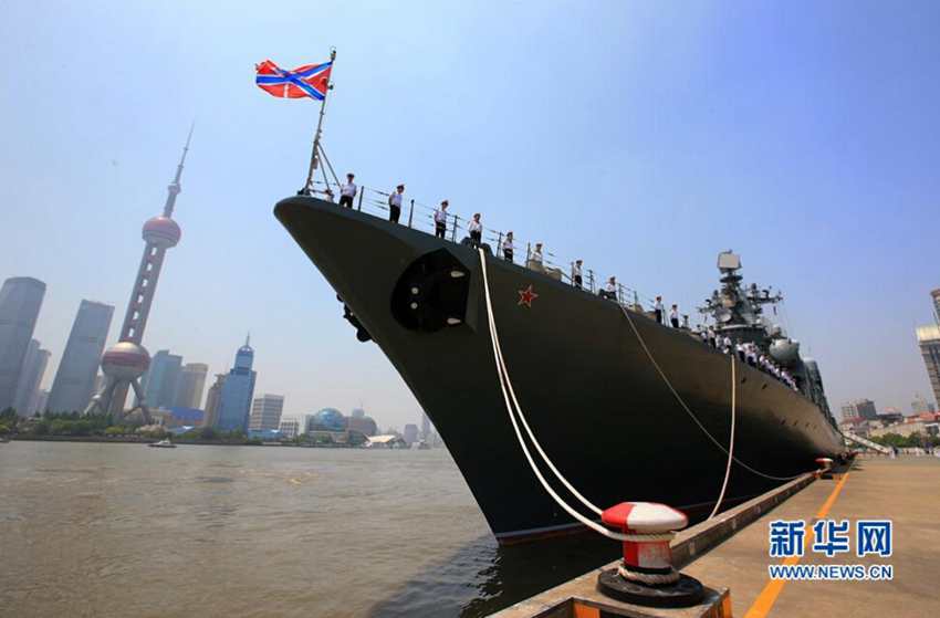 5月27日,俄罗斯海军“瓦良格”号导弹巡洋舰官兵在甲板分区列队。查春明 摄