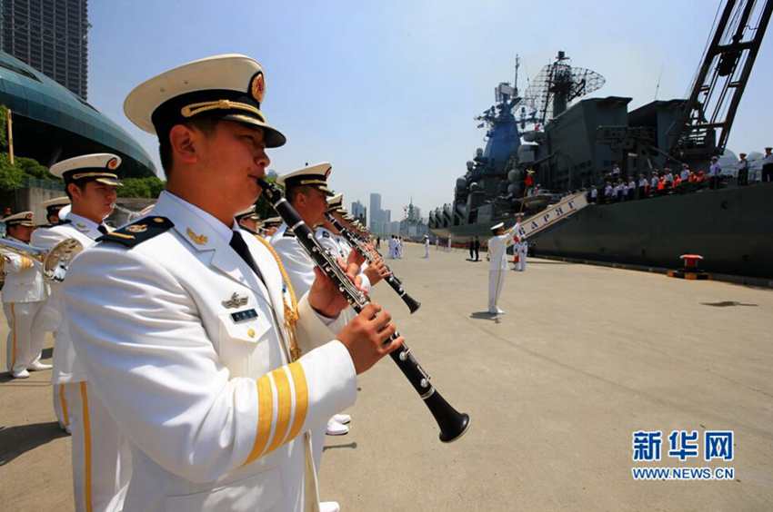 5月27日,中国海军军乐团在欢送仪式中奏乐。查春明摄