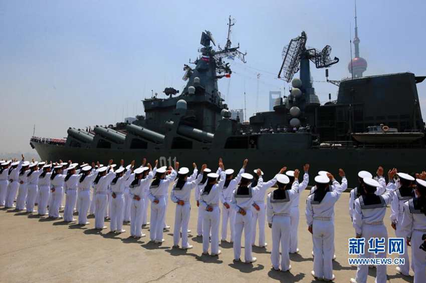5月27日,中国水兵向离港的俄罗斯海军“瓦良格”号上的官兵挥手致意。查春明摄 5月27日,中国水兵向离港的俄罗斯海军“瓦良格”号上的官兵挥手致意。查春明摄