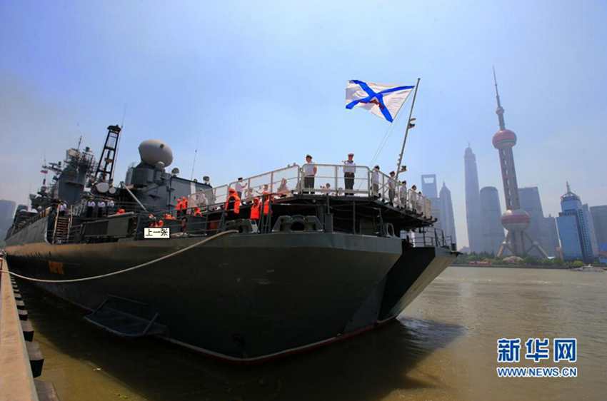 5月27日,准备离港的俄罗斯海军“瓦良格”号导弹巡洋舰。查春明摄