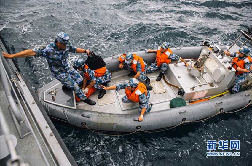 5月27日，在几内亚湾举行的中尼反海盗联合演练中，中国海军官兵搭乘舰载小艇。