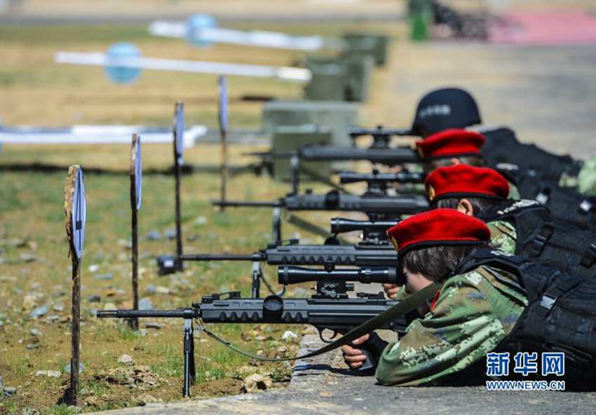 5月27日，新疆公安边防总队训练基地的官兵在进行狙击射击训练。