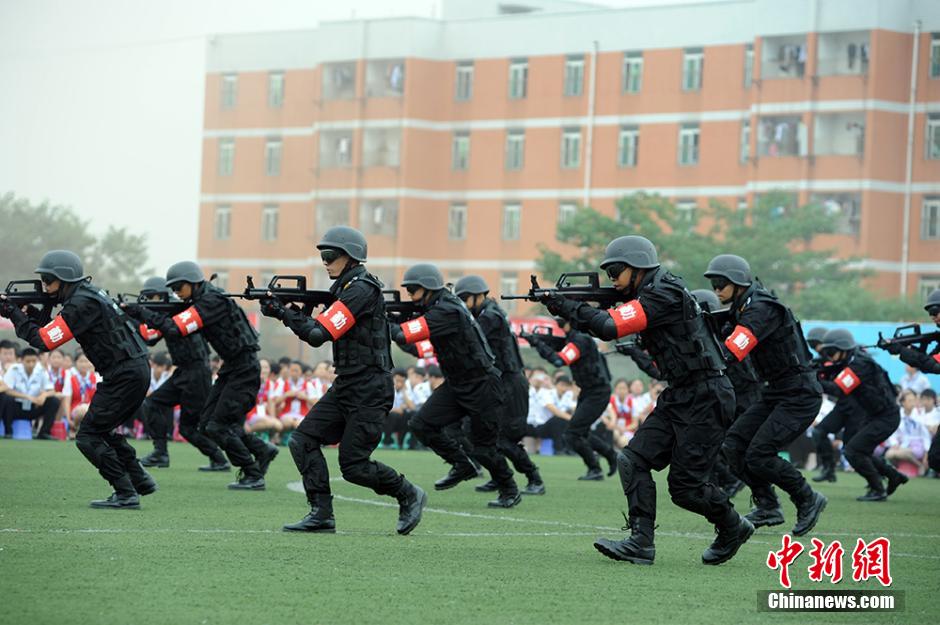 全国首支大学生校园反恐防暴队亮相成都 