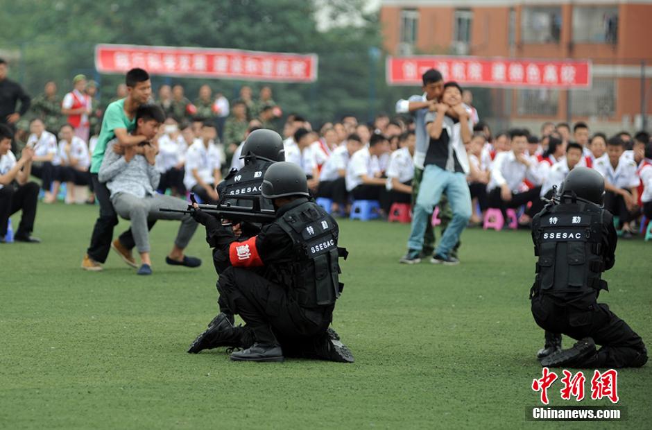 全国首支大学生校园反恐防暴队亮相成都 