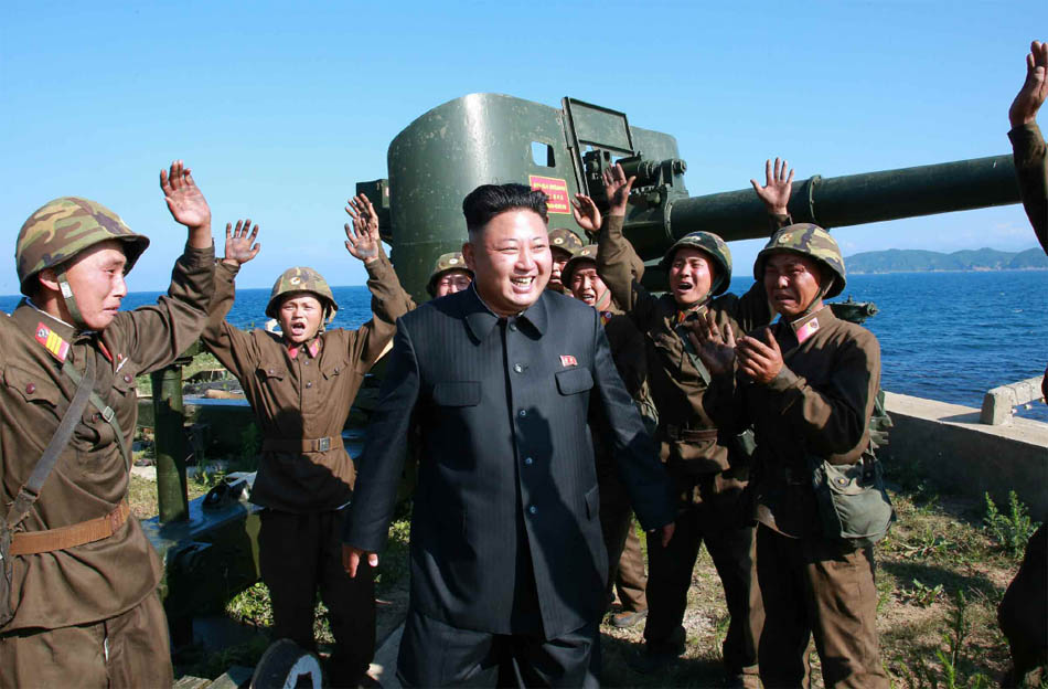 金正恩来看射击 士兵激动欢呼哭泣