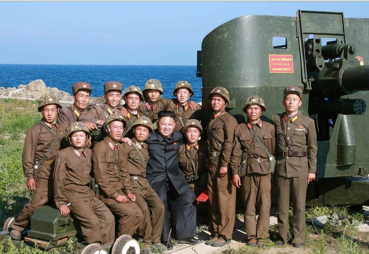 金正恩来看射击 士兵激动欢呼哭泣