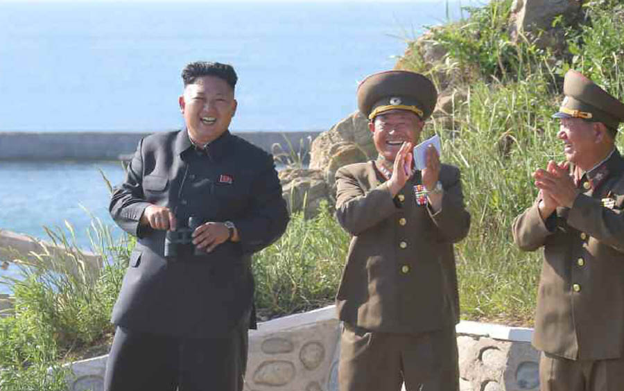 金正恩来看射击 士兵激动欢呼哭泣