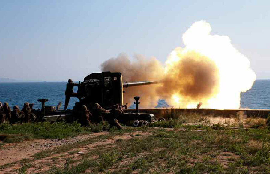 金正恩来看射击 士兵激动欢呼哭泣