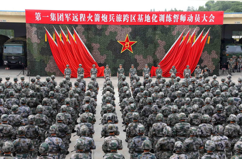 中国第1集团军远程火箭炮部队威武亮相