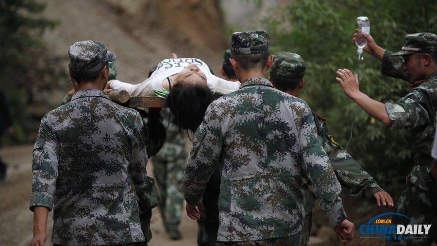云南省昭通市鲁甸县发生6.5级地震 武警紧急救援