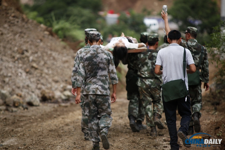 云南省昭通市鲁甸县发生6.5级地震 武警紧急救援