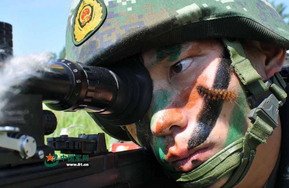 炎炎夏日，练兵场上呈现出一派火热的练兵景观，武警战士挥汗如雨，激情四射，杀声震天。而对于在丛林中进行潜伏射击训练的狙击手来说，他们不仅能享受到“烈日桑拿浴”还能吃上“蚊虫特色餐”。图为一只毛毛虫在狙击手李连生脸上爬行。