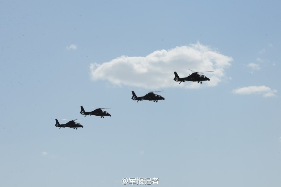 上合军演武直10与无人机协同作战 难度空前