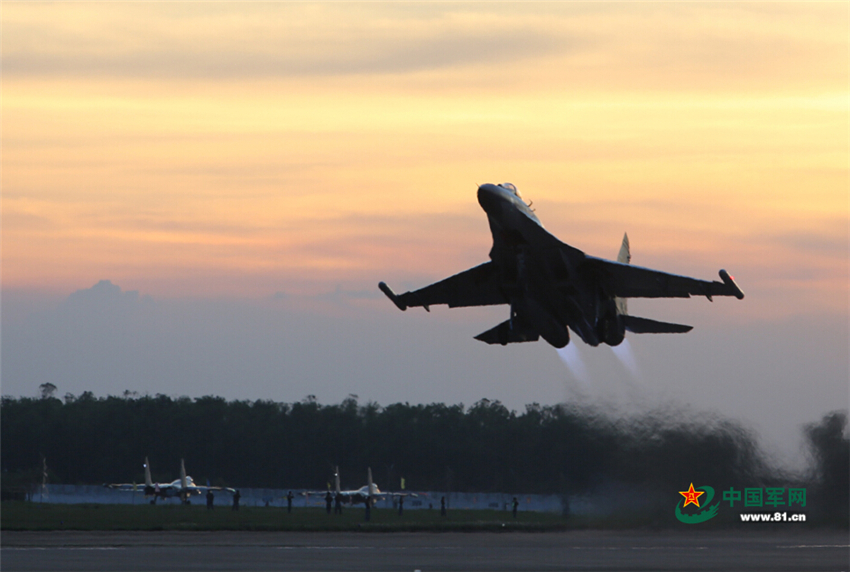 高清：广空航空兵某师跨昼夜实战化训练