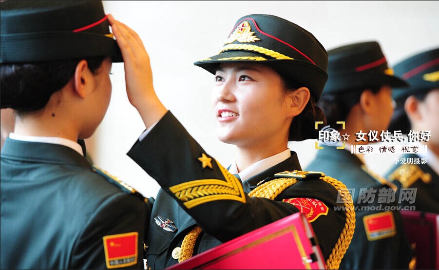 中国军方公开女仪仗兵写真照 戴卷檐帽系金腰带