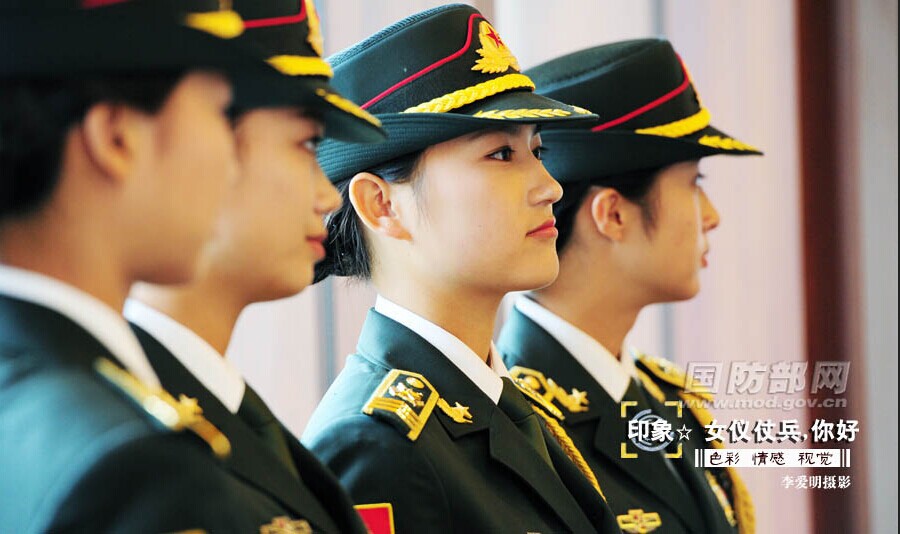 中国军方公开女仪仗兵写真照 戴卷檐帽系金腰带 中国军方公开女仪仗兵写真照 戴卷檐帽系金腰带