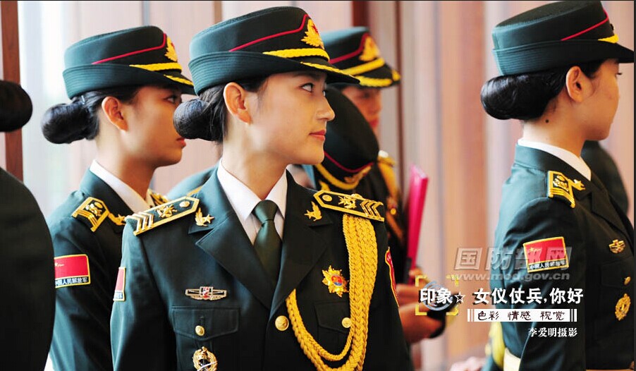 中国军方公开女仪仗兵写真照 戴卷檐帽系金腰带 中国军方公开女仪仗兵写真照 戴卷檐帽系金腰带