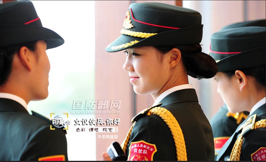 中国军方公开女仪仗兵写真照 戴卷檐帽系金腰带 中国军方公开女仪仗兵写真照 戴卷檐帽系金腰带