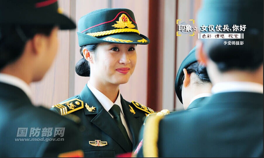 中国军方公开女仪仗兵写真照 戴卷檐帽系金腰带 中国军方公开女仪仗兵写真照 戴卷檐帽系金腰带