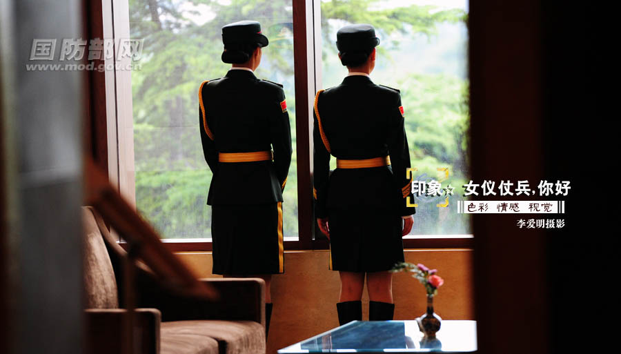 中国军方公开女仪仗兵写真照 戴卷檐帽系金腰带