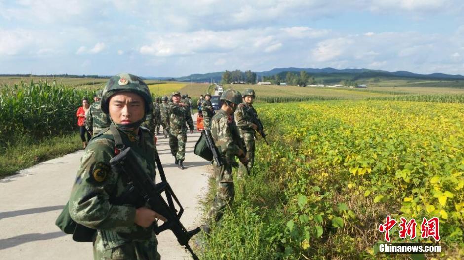 中国武警荷枪实弹围堵杀警越狱逃犯
