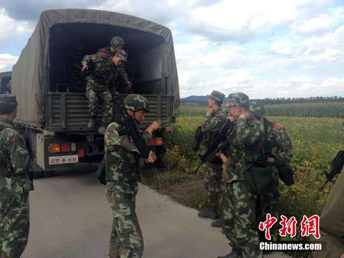 中国武警荷枪实弹围堵杀警越狱逃犯