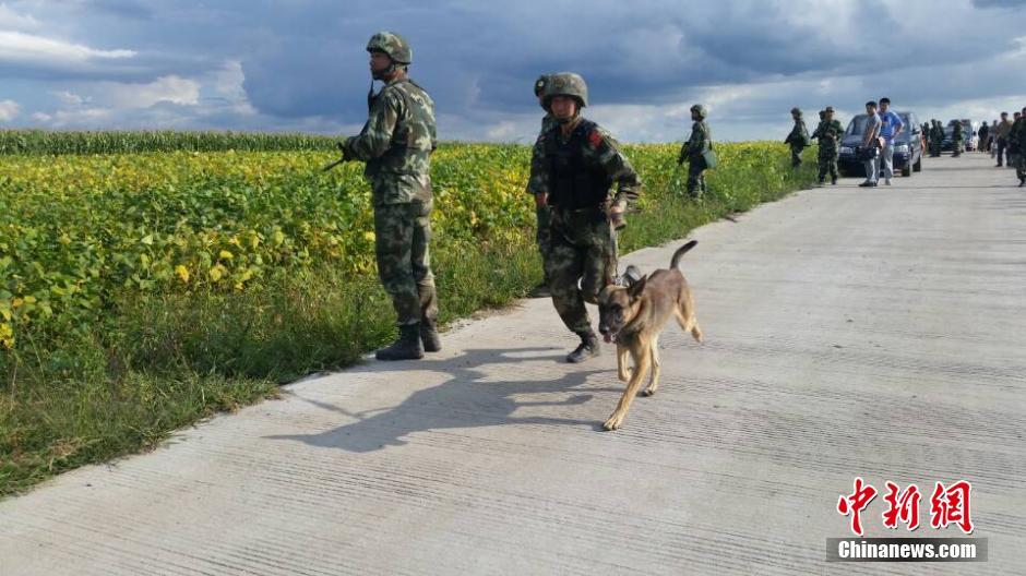 中国武警荷枪实弹围堵杀警越狱逃犯