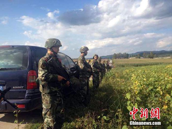 中国武警荷枪实弹围堵杀警越狱逃犯