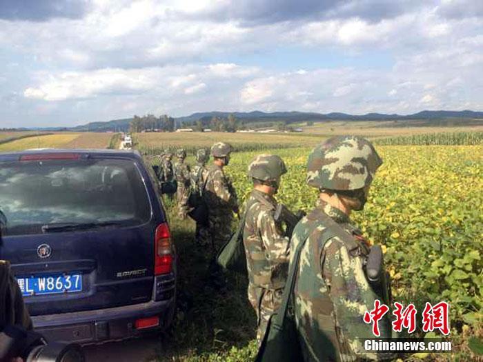 中国武警荷枪实弹围堵杀警越狱逃犯