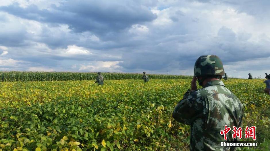中国武警荷枪实弹围堵杀警越狱逃犯