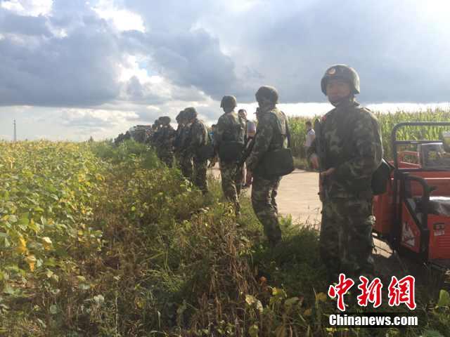 中国武警荷枪实弹围堵杀警越狱逃犯