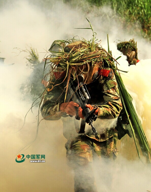 官兵快速通过“染毒”地带