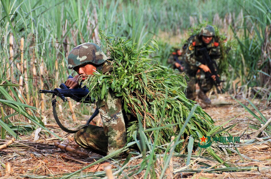 官兵利用地貌迅速通过“敌”火力封锁区 官兵利用地貌迅速通过“敌”火力封锁区